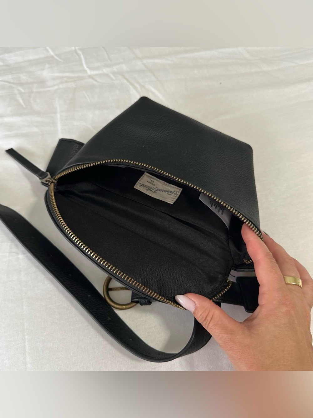 Universal Thread Fanny pack - Picture 2 of 3